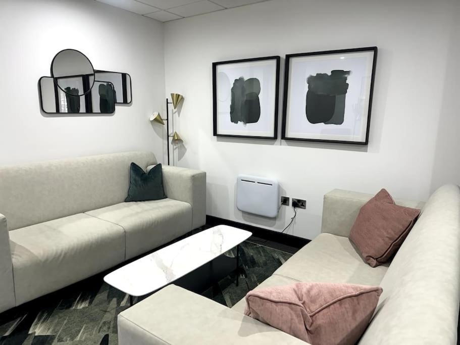 Luxury Oaks Suite, Free Private Parking, 2 Bed 2 Bathroom Apartment, Central Solihull Birmingham Exteriér fotografie